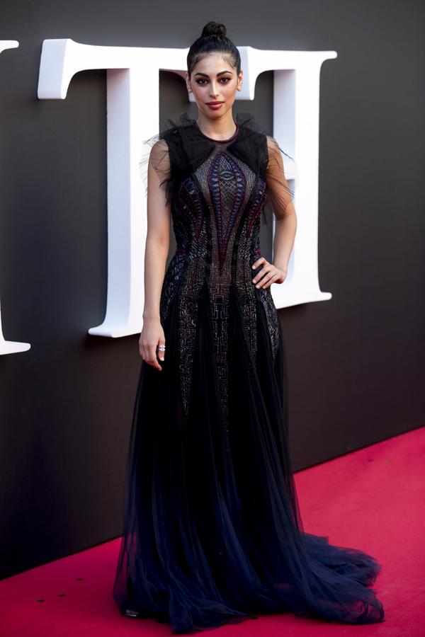 La actriz Mina El Hammani fue una de las más elegantes. Escogió un vestido azul oscuro con bordados y tul en el cuerpo.