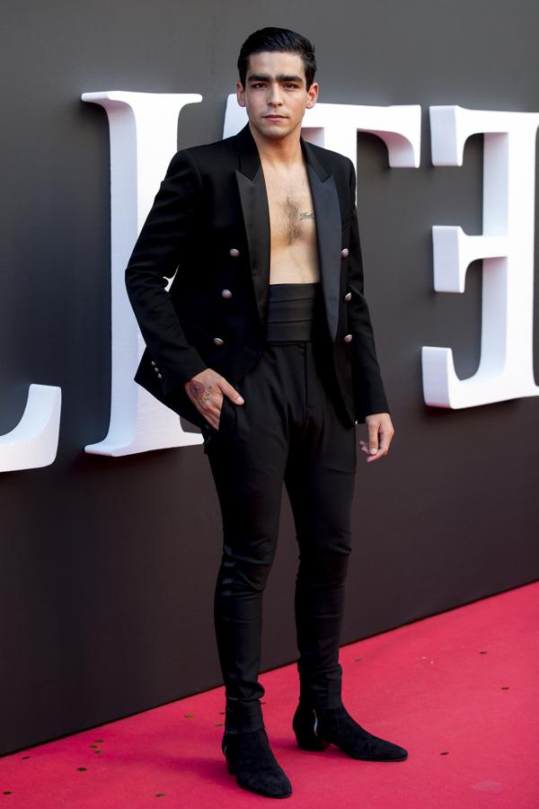 Omar Ayuso arriesgó con una americana de terciopelo y solapas satinadas y un pantalón ajustado a juego y con fajín. Lo combinó con botines también negros y nada más... Posó con el torso desnudo.