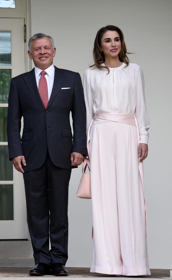 Rania de Jordania ganó por goleada su duelo de estilo con Melania Trump en Washington apostando por la elegante sencillez de este conjunto rosa cuarzo firmado por Adeam.