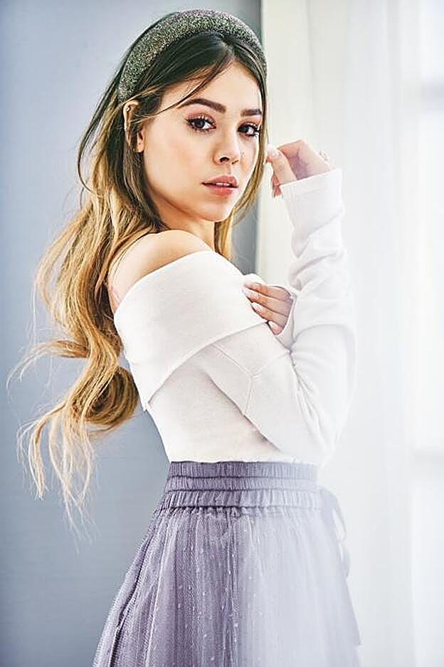 DANNA PAOLA. Mexicana, 24 años. La puedes conocer por: es una estrella de las telenovelas mexicanas desde su infancia y una conocida diva del pop latino juvenil, con tres discos publicados. Su personaje es: Lu, la hija de unos diplomáticos. Es la mejor estudiante de la clase, pero también la más mala, sarcástica y clasista de todos. En la segunda temporada: conoceremos más los motivos que la hacen ser así, sus orígenes y su profunda soledad. Su frase: “Todos tenemos un lado oscuro”. (Jersey de Pedro del Hierro, falda de Valentino y Diadema de Zara.)