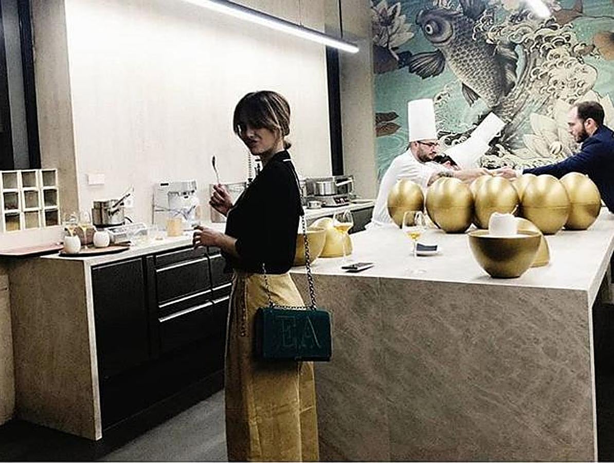 La actriz compartió una imagen de ella con unos  pantalones palazzo en color amarillo  de Zara. La pieza en cuestión es perfecta: se trata de un pantalón cómodo, con estilo y que gracias a su cintura de paper bag, le da un efecto de una talla menos.