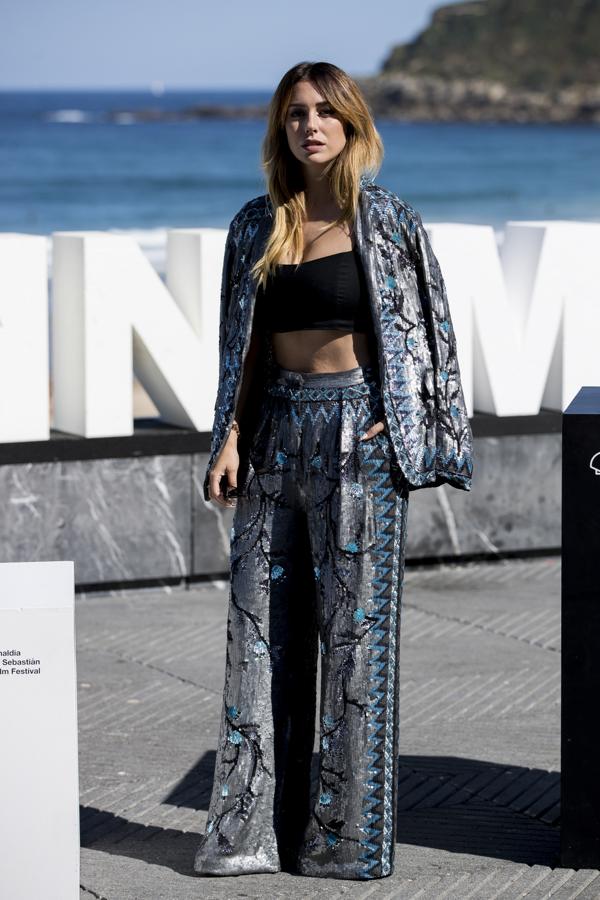 Blanca Suárez con uno conjunto de pantalón palazzo y americana en tonos azules y plata metalizado y crop top negro