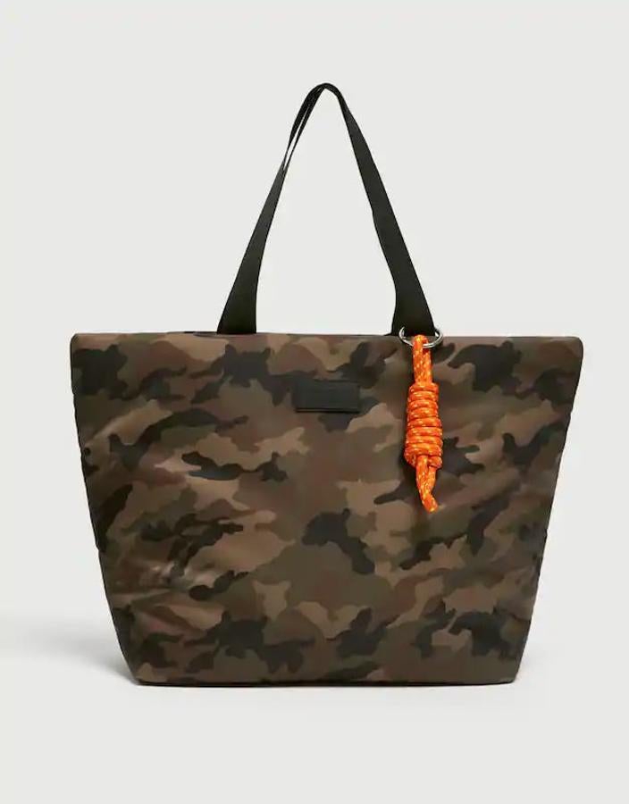 Bolso con formato shopper, estampado de camuflaje y detalle de llavero extraíble, 25,99 euros.