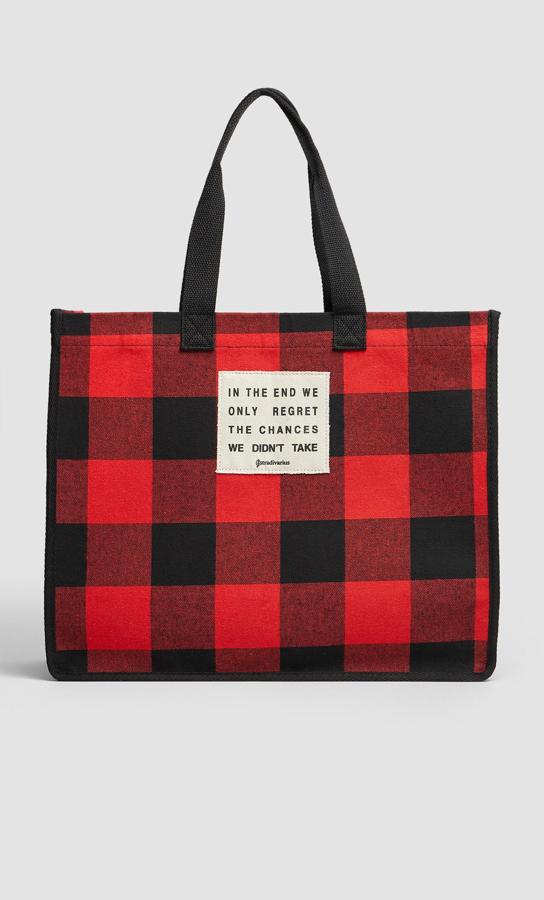 Bolso shopper de cuadros en negro y rojo, 12,99 euros.