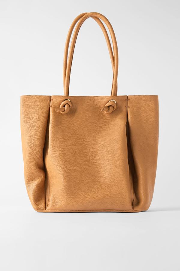 Bolso shopper de piel en color caramelo, con detalle de nudos en las asas, 99,95 euros.