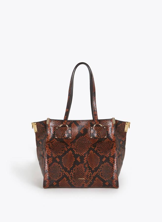 Bolso tipo shopper con acabado de serpiente, soble asa y asa de bandolera opcional, 119 euros.