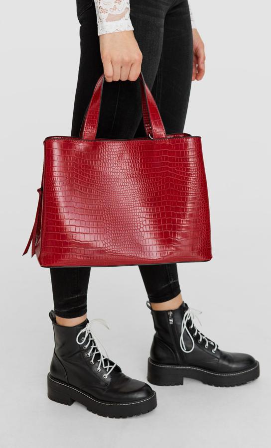 Bolso con efecto cocodrilo en color rojo, 25,99 euros.