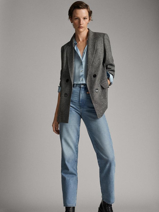 Si buscas un look estiloso para tus 'casual friday', este de Massimo Dutti es ideal. Los vaqueros cuestan 49.95 euros, igual que la blusa; y la americana de lana, 129.95 euros.