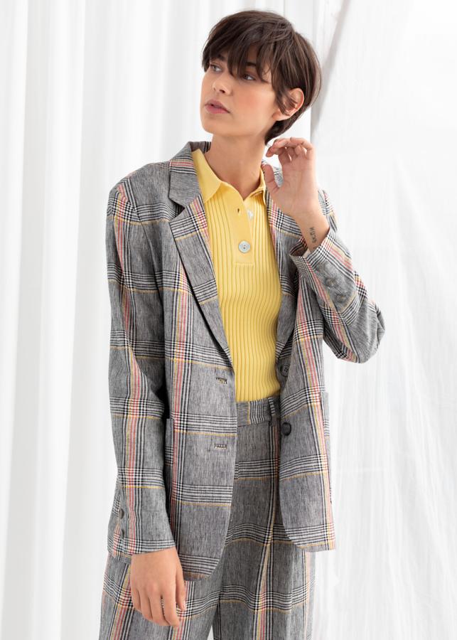 ¿Quién dijo que los trajes eran aburridos? Nos encanta este de &Other Stories con maxi estampado de cuadros: la blazer cuesta 99 euros, y los pantalones slouchy están rebajados a 47. Y queda ideal con el polo de canalé retro en amarillo (59 euros).