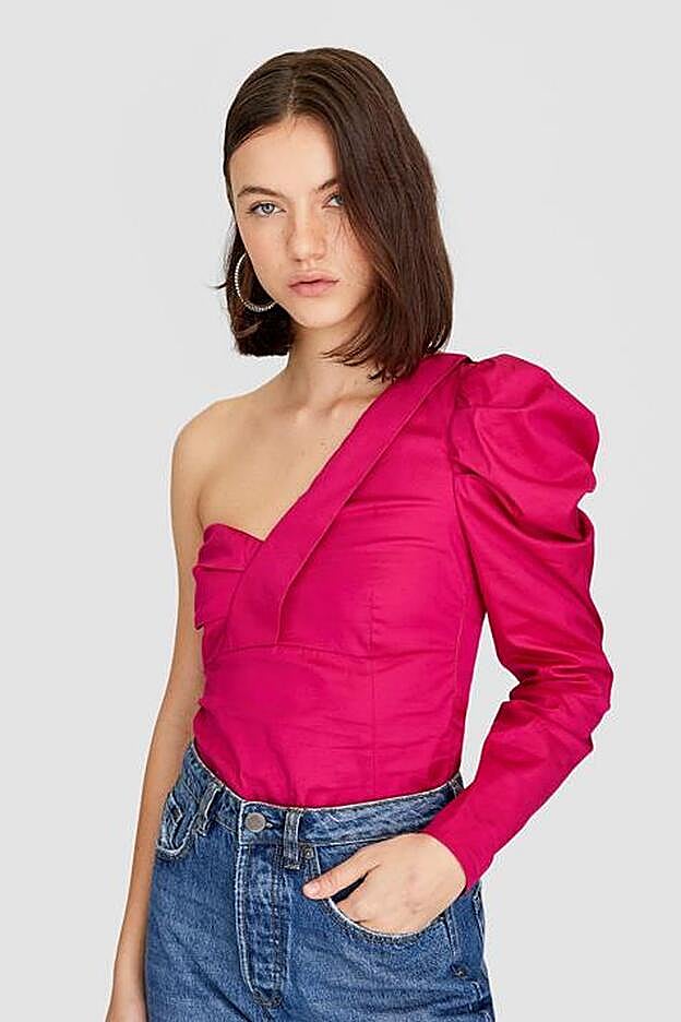 Incluye manga abullonada y escote asimétrico.