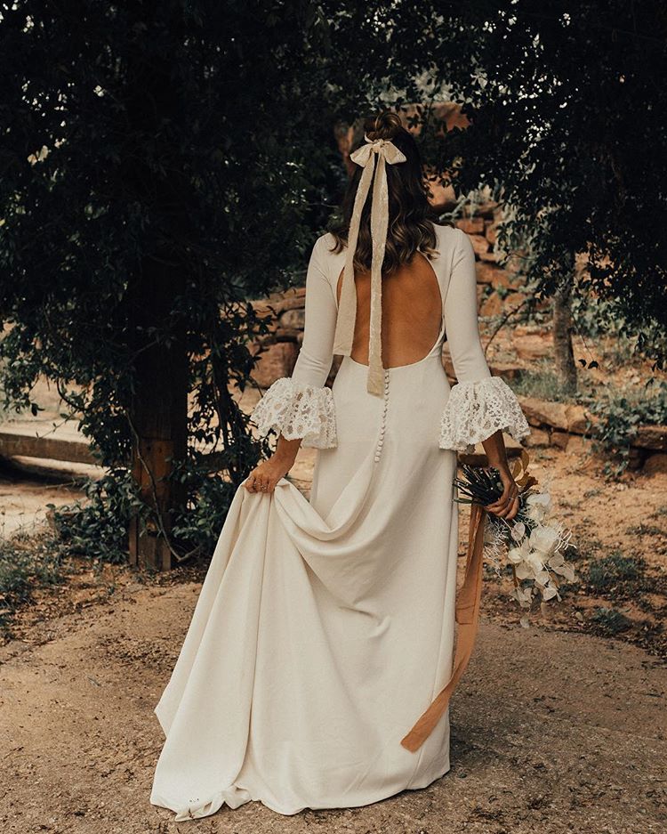 Algo tan sencillo como un lazo en el pelo adornando tu peinado. Este de seda teñido de forma natural y ecológica de  Warm&Wild  da un toque súper romántico y muy femenino a tu look de novia.