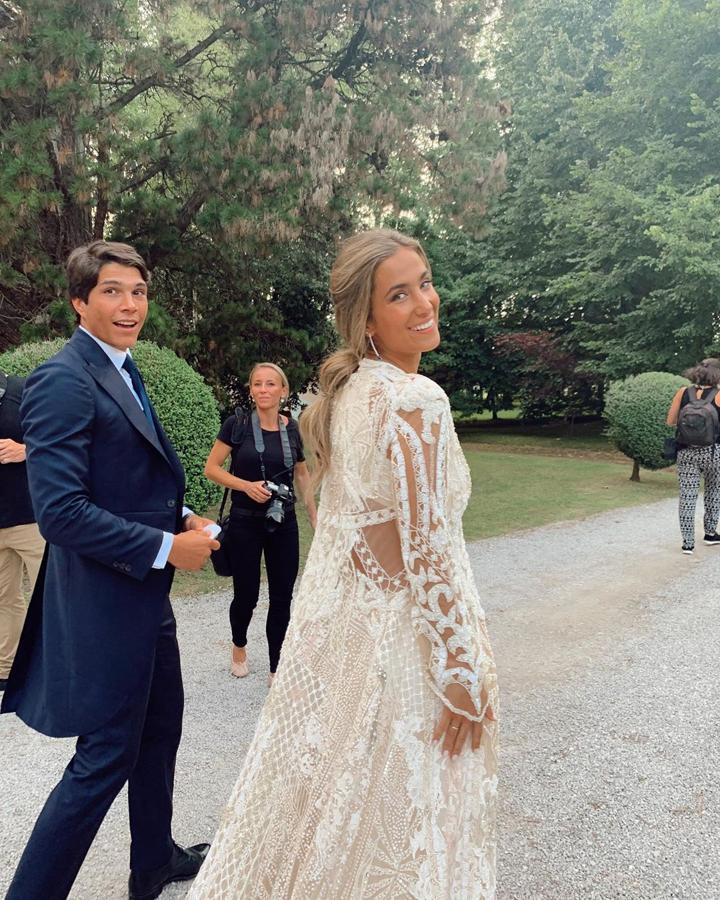 Una joya con significado: desde una pieza antigua de tu familia a una personalizada, como los pendientes que diseño María Pombo con Joyería Suárez para el día de su boda.