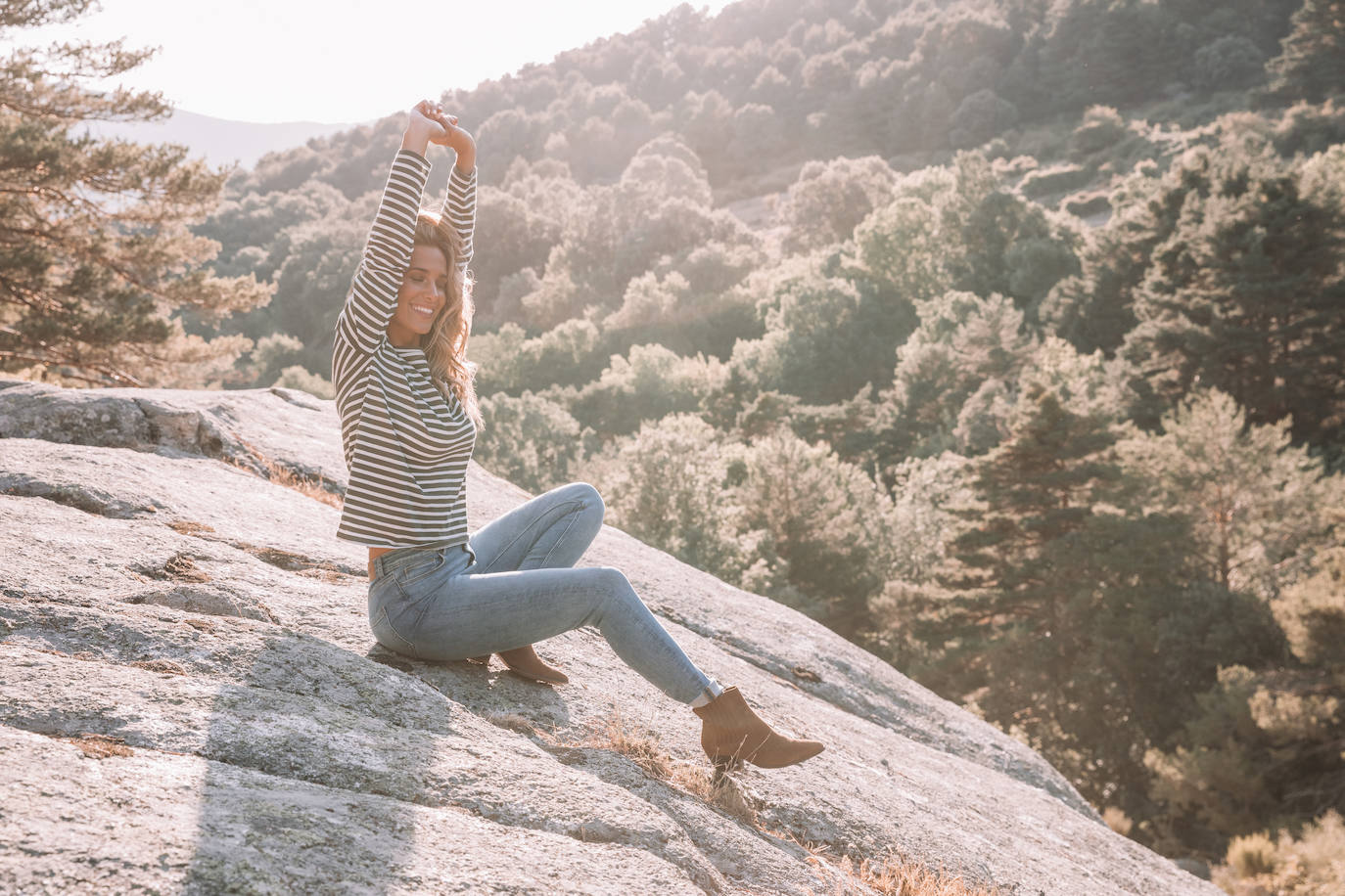 Tanto a María Pombo como Pablo Castellano lucen en la campaña prendas de R[ECO]NSIDER elaboradas con algodón orgánico o que siguen el programa H20, basado en el uso de tecnologías láser y ozono en los procesos de acabado del denim.