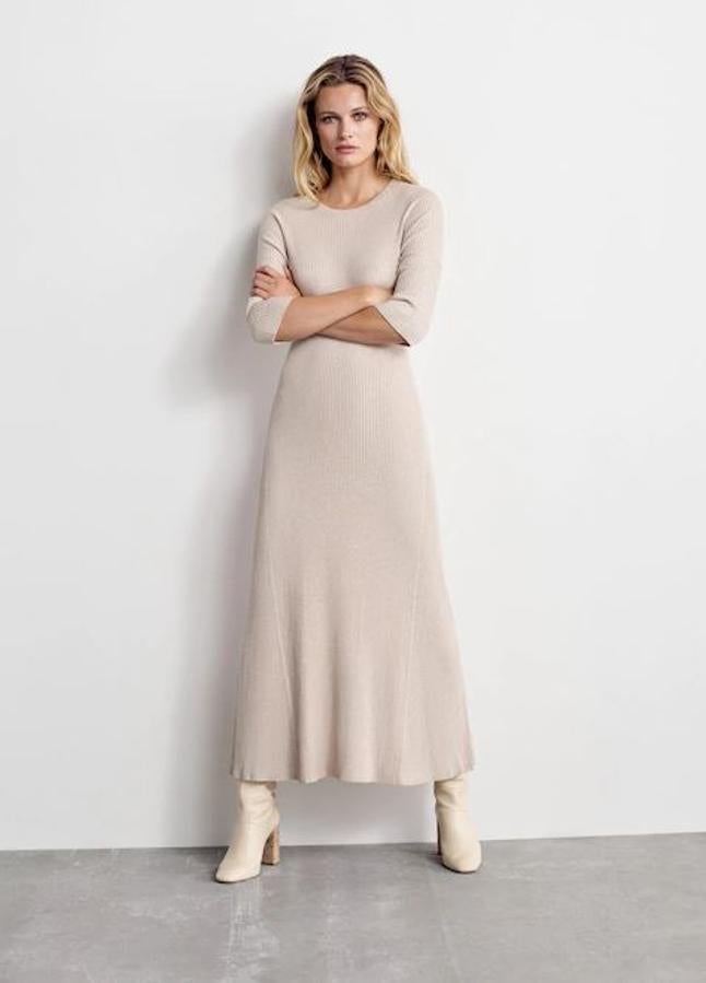 Vestido largo de canalé con manga larga y falda acampanada (29,99 euros).