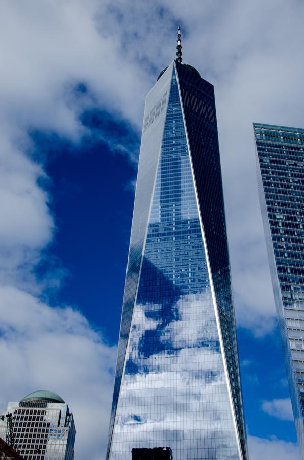 Conocida como la Torre de la Libertad, el One World Trade Center pertenece al World Trade Center, complejo edificado sobre las antiguas Torres Gemelas. Su altura de 1.776 pies (547 metros) hace honor al año en el que se firmó la Declaración de Independencia de Estados Unidos y su visita ofrece un recorrido por el One World Observatory, las fuentes conmemorativas del 11S y por la Zona Cero.