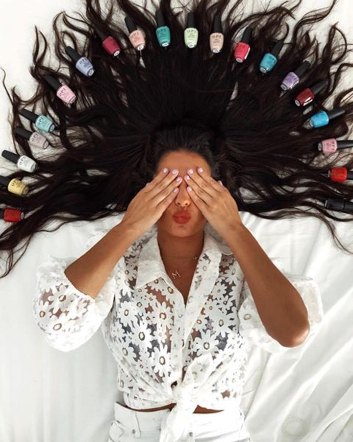 La influencer se ha hecho con una  camisa blanca semitransparente de cuello solapa y manga larga abullonada de organza,  acabada en puño elástico y cierre frontal de botones con margaritas irregulares por todo el tejido. Sexy, ultra femenina y muy fácil de combinar.