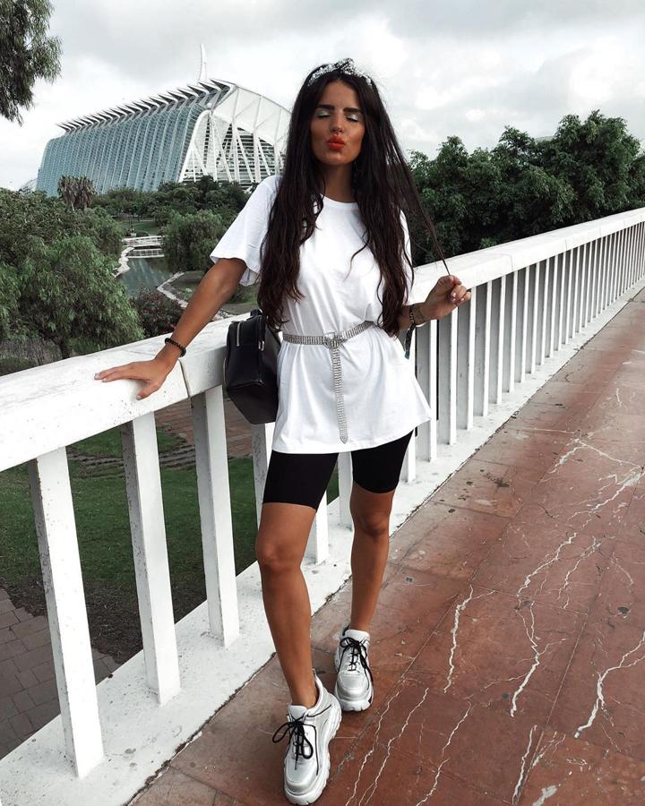 Cómodo, sencillo y muy fácil de obtener. Este  look festivalero lo logró  con unas mallas de ciclista negras tan de moda y las conjuntó con una camiseta básica blanca de estilo oversize. Dos prendas que puedes encontrar en cualquier tienda y a las que Soriano añadió un cinturón plateado de strass de Bershka para marcar la cintura y una diadema tipo corona también plateada de Primark. Por último, completó el look con unas sneakers blancas y negras con plataforma, otra de las tendencias del verano.