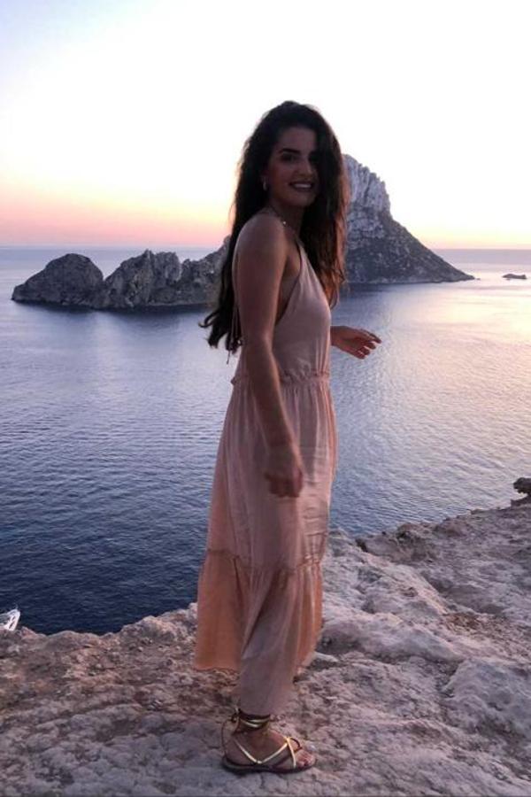 El vestido de Marta es un modelo largo y fluido de cuello halter que ha escogido para disfrutar de una puesta de sol en Ibiza. Y no ha dudado en presumir en Instagram de lo más bonito de la prenda: su escote de la espalda. Además, la lazada trasera y el detalle de los volantes en la falda completan esta prenda de Zara. La instagramer ha optado por un look cómodo al combinarlo con unas sandalias planas también de Zara.