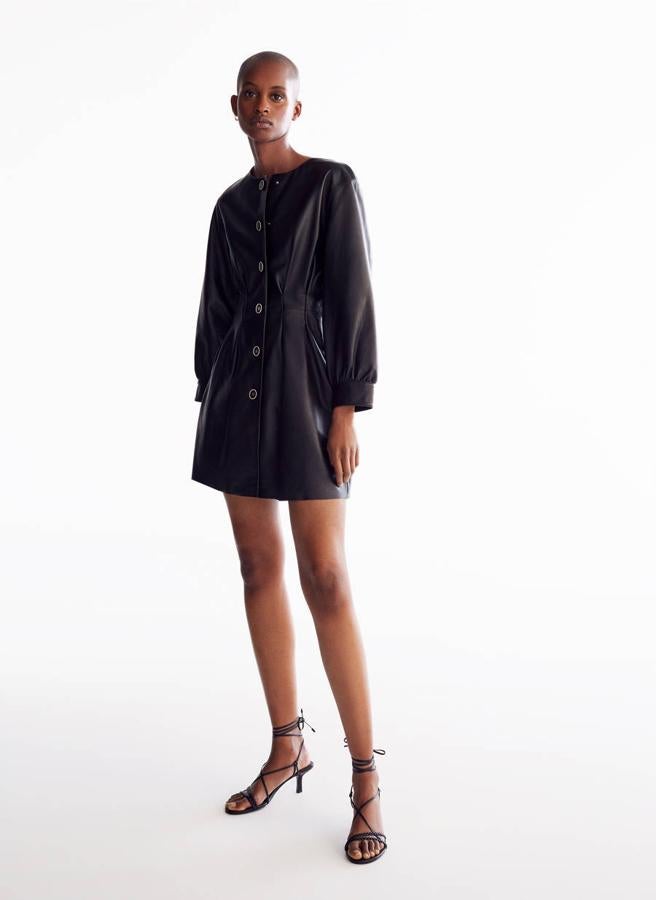 Corto pero con forma, se ciñe a la cintura para marcar la silueta. De Uterqüe, (259 euros).