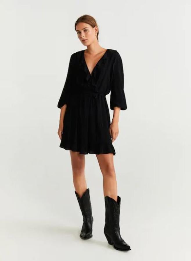 Con escote pico y volantes, la combinación no puede ser más 'casual' e ideal para el día a día. Vestido de Mango, (29,99 euros).