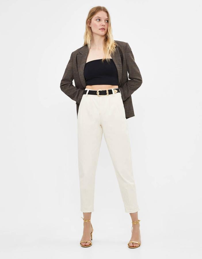 No hay un 'total look white' que se precie sin un pantalón blanco (y sobre todo si es  slouchy ). De Bershka, (19,99 euros).