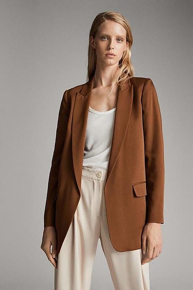 Americana amplia con bolsillos de solapa en color camel oscuro, 99,95 euros.