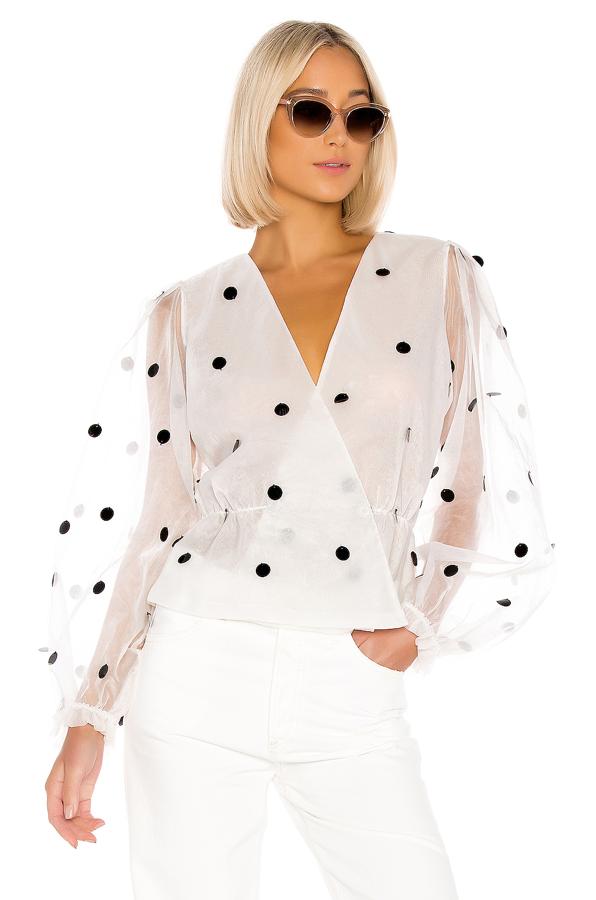 Blusa con estampado de lunares, manga larga de organza y escote en pico,  149,89 euros .