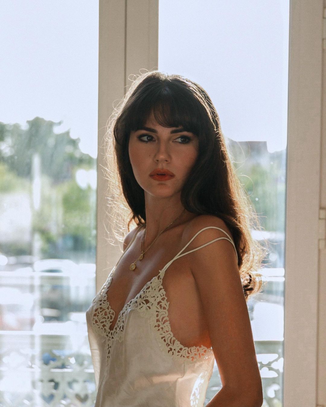 Si tienes mucho volumen y densidad en el cabello, el flequillo tupido y redondo es para ti. Acompañará fenomenal a un pelo grueso como el de la influencer Paola Cossentino y podrás moldearlo como quieras.