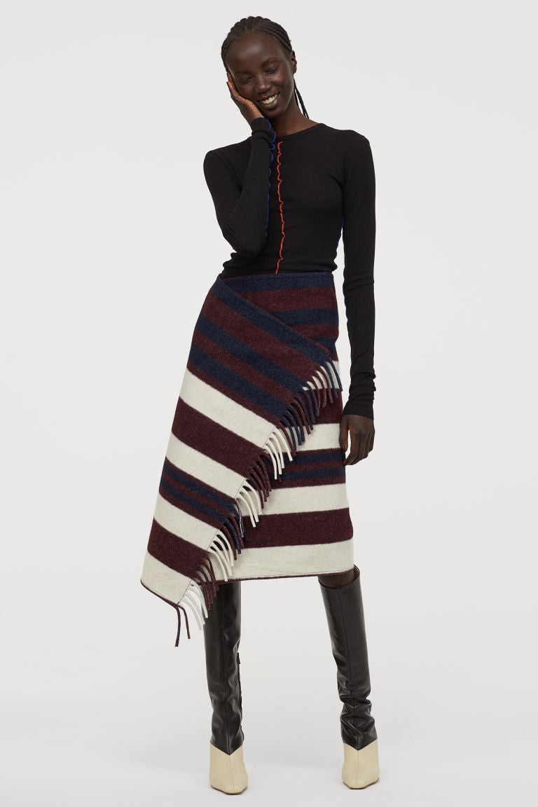 Falda de lana cruzada estilo bufanda de la colección H&M Studio con estampado de rayas en tono burdeos, marino y blanco. (69,99 euros). Ideal para otoño... ¡y para invierno!