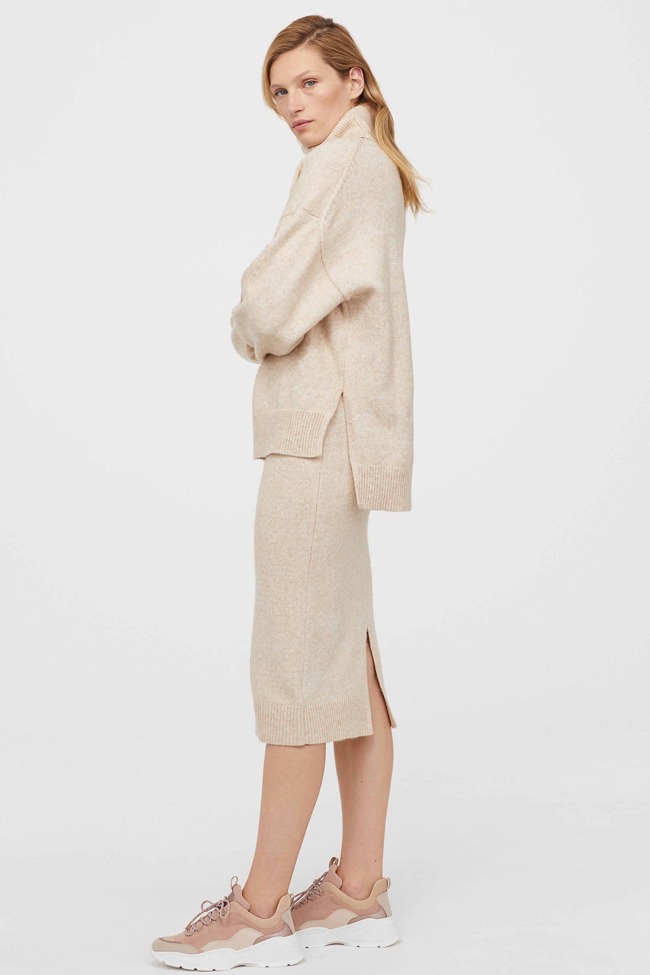 Falda midi de punto en tono beige ajustable a cualquier figura. ¿No queda ideal con deportivas? ¡Flechazo! (24,99 euros).