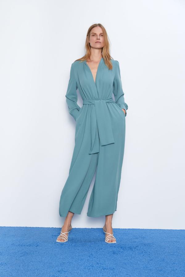 Este ha sido una de las nuevas incorporaciones de la última semana en la firma de Inditex. Nos encanta su color azul y su cinturón del mismo tejido e, incluso, ya se nos ha ocurrido algún look de invitada con él (49,95 euros).
