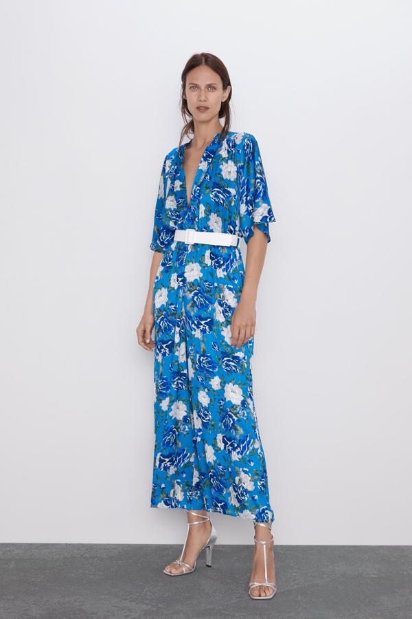 La sección de Special prices nos ha descubierto este mono de flores con unos tonos que realzan el moreno que hemos conseguido durante las vacaciones. Y por un precio mínimo (19,99 euros).