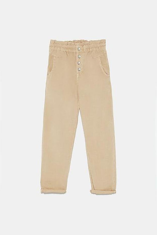 Marta Soriano se ha hecho con los pantalones de la nueva colección de Zara más versatiles y cuestan 25,95 euros.