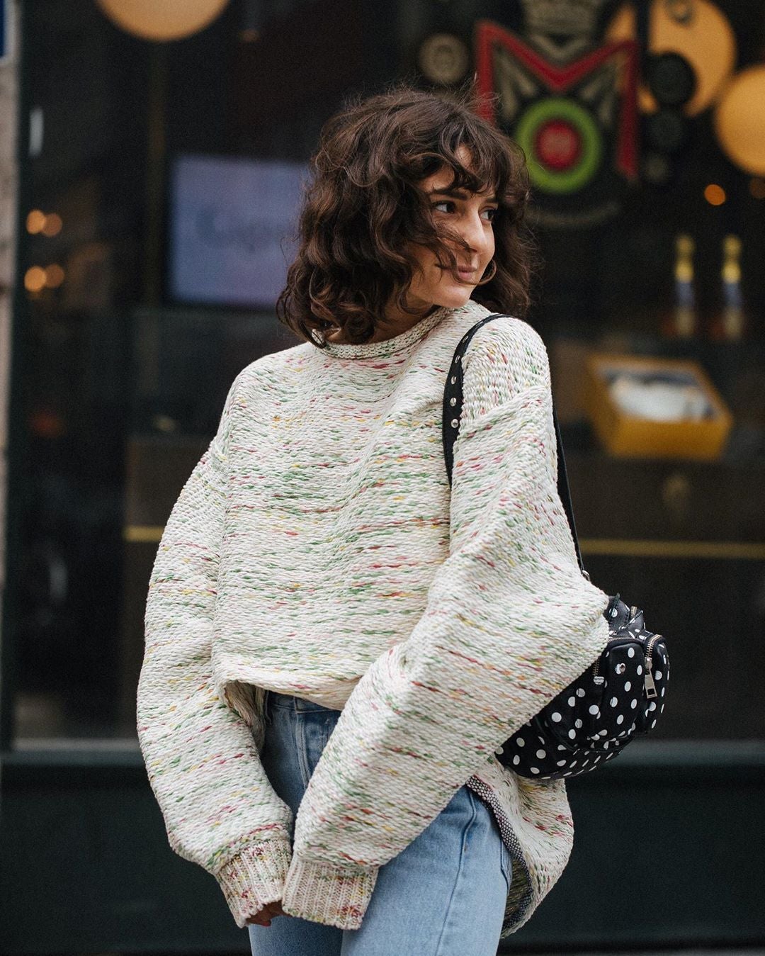 A este flequillo solo pueden acceder las melenas onduladas y rizadas. Lo mejor: son fáciles de peinar ya que se pueden permitir cometer más irregularidades. ¿Quién dijo que el flequillo era solo para el cabello liso?