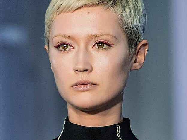 Los eyeliners de colores vivos, como el fucsia de Guy Laroche, se acompañan de un maquillaje muy natural.