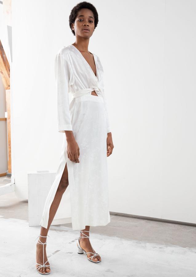 ¿Siempre has querido un escote arriesgado en tu gran día? ¡Pues ya lo tienes! En forma de pico y con una abertura debajo del pecho, es un 10. Vestido de &Other Stories, (129 euros).