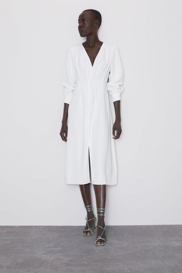 Para las más 'boho' y con un tocado, este diseño con botones sencillos es una apuesta de sobresaliente si te casas en una ceremonia poco formal. Vestido de Zara, (39,95 euros).