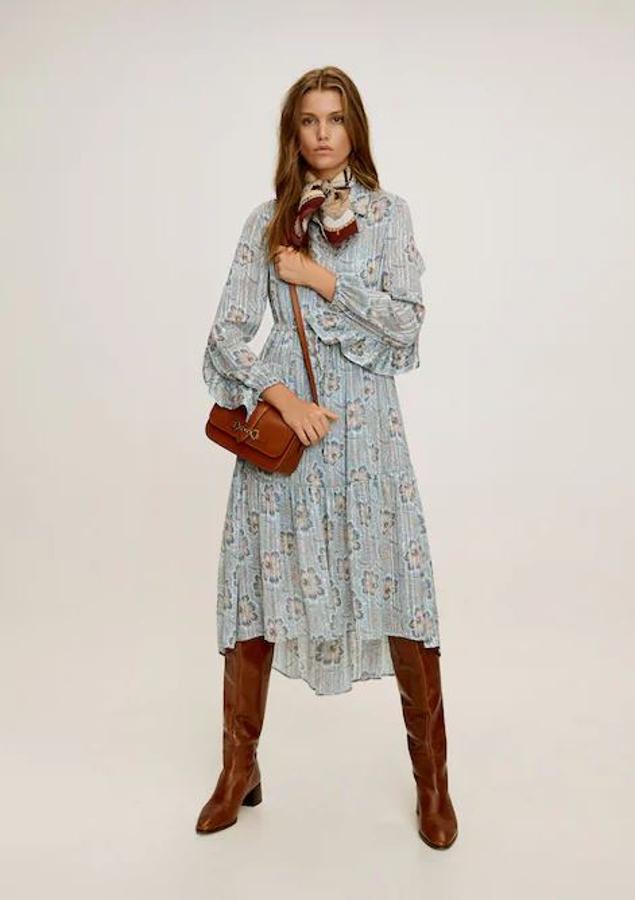 Vestido de estilo boho en azul y beige con volantes en las mangas (69,99 euros).