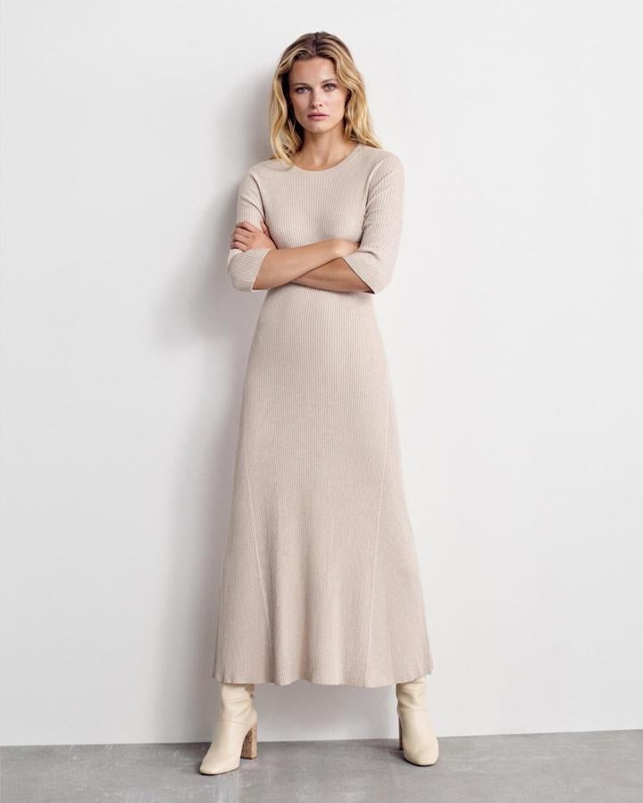 No hay nada más elegante que un vestido de punto como este de la nueva colección de la firma low cost (29,99 euros).