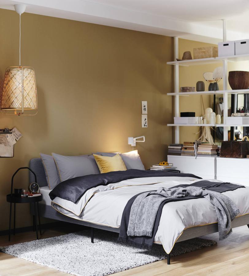 Los tonos neutros, con el gris como protagonista en este caso, y las líneas rectas consiguen un efecto relajante de lo más inspirador para nuestro dormitorio.