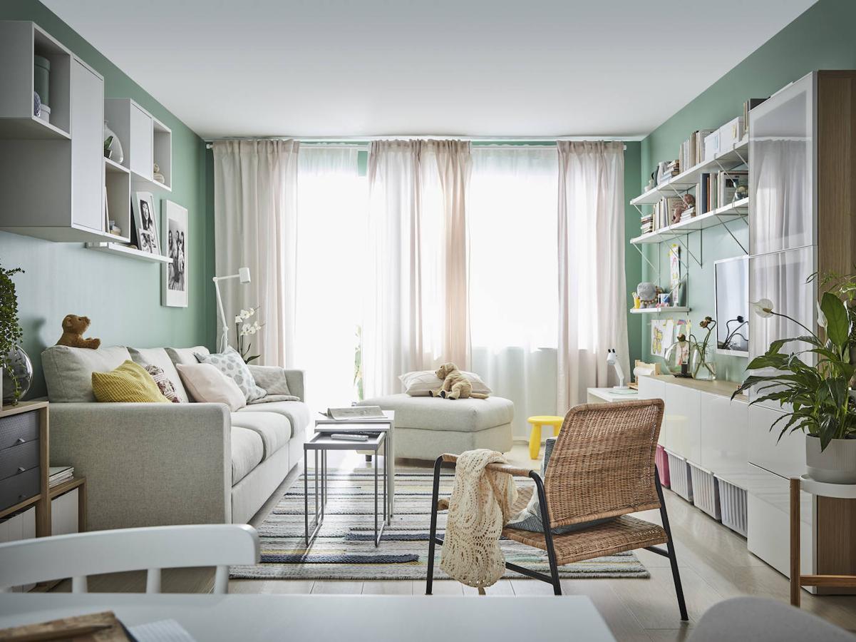 Los tonos claros, las líneas depuradas y los detalles de color estratégicamente colocados, unidos a una buena iluminación exterior, consiguen que este salón parezca mucho más grande.