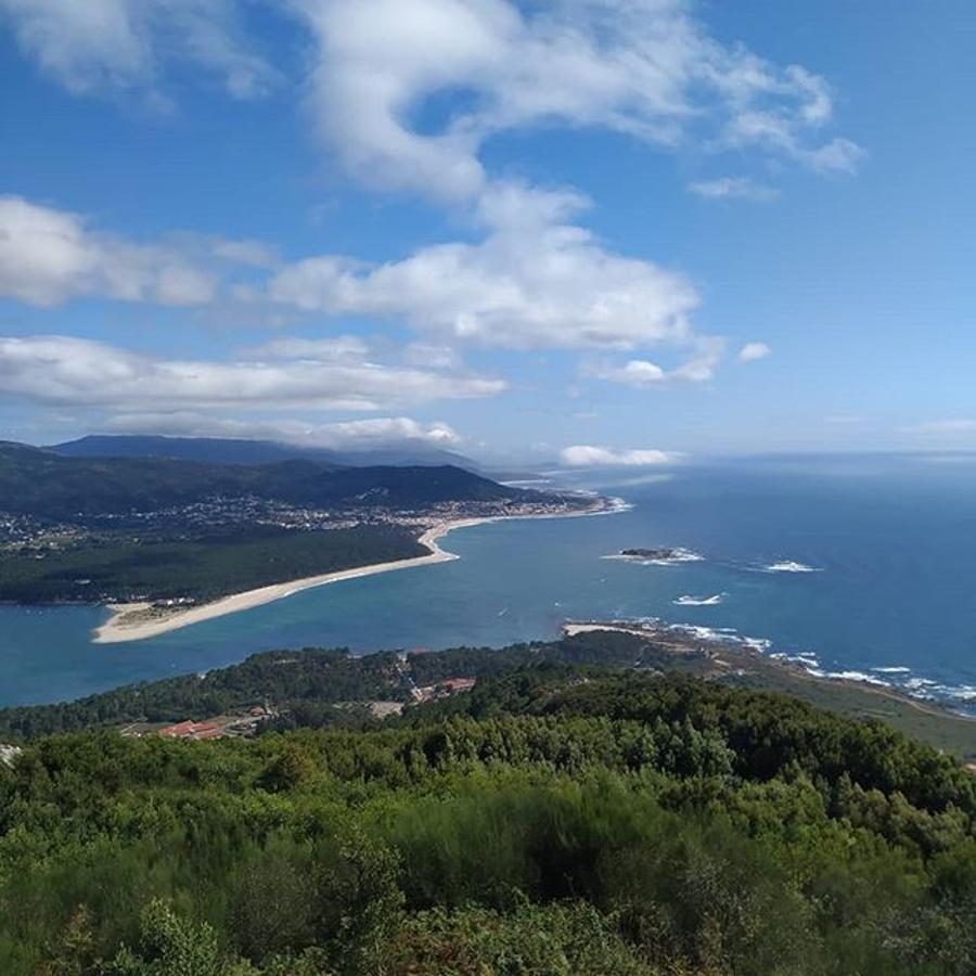 Desde este mirador de 341 metros de altura se pueden ver la desembocadura del río Miño, el Océano Atlántico y la costa portuguesa.