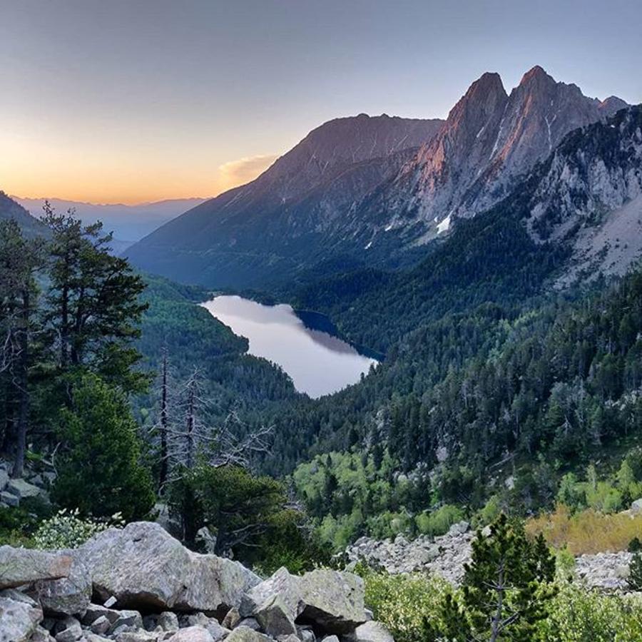 Se trata de uno de los mayores tesoros naturales de Cataluña. Ubicado en la parte central de los Pirineos, este parque es tan extenso, que cuenta con 26 rutas de senderismo. Desde aquí se puede admirar el Lago d’Aigüestortes con más de mil metros de largo, los dos picos llamados Els Encantats, de más de 2.700 metros de altura, y la Cascada de Ratera, con una caída de 100 metros. Desde el Mirador de l’Estay de Sant Maurici, ubicado a un kilómetro del lago, se aprecian unas vistas únicas.