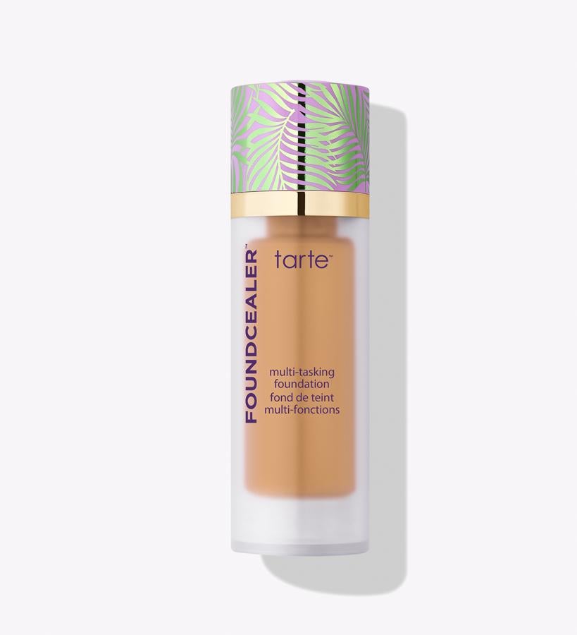 Disponible en 30 tonos, permite crear una cobertura personalizable.  Babassu Foundcealer de Tarte para Sephora  (38,95 €).