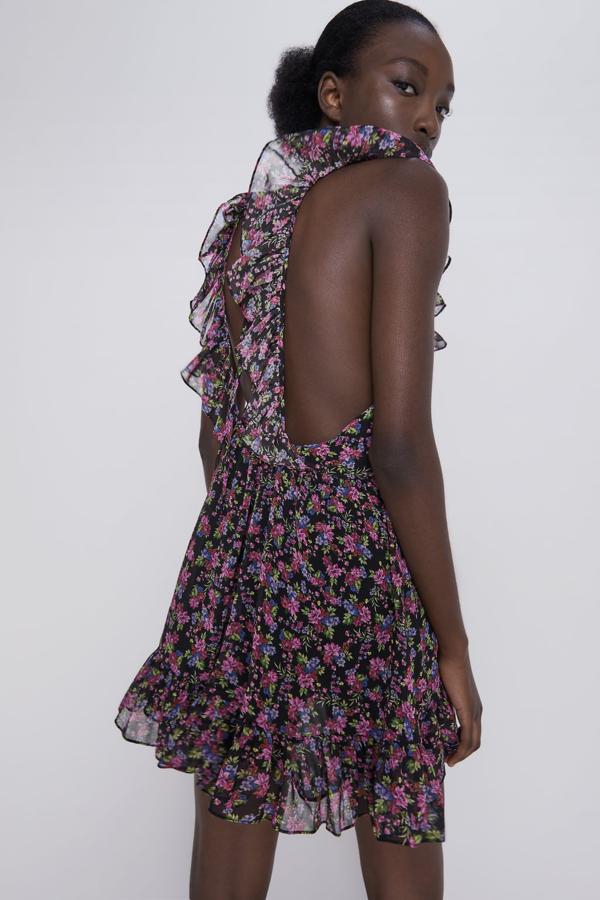 Vestido mini de flores con espalda con tirantes con volantes. Cuesta 39,95 euros y se lo hemos visto  a Mery Turiel .