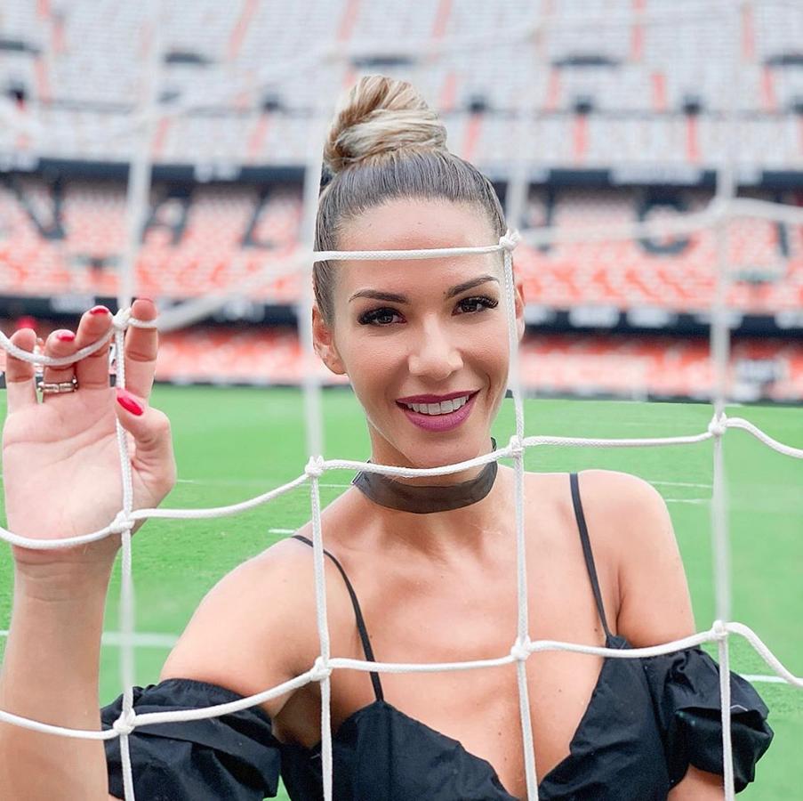 Los tops sexys y escotados son los que más le favorecen.