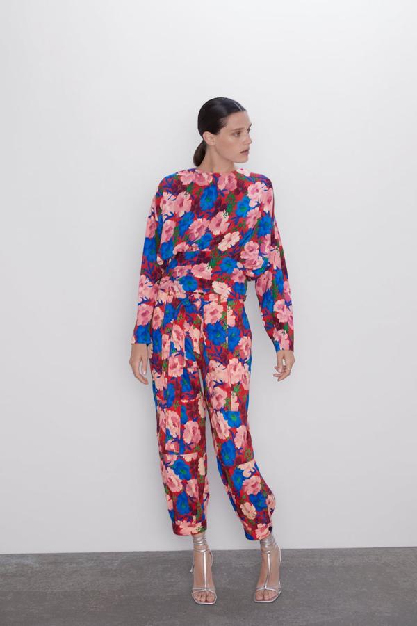 ¿Quién dijo que el estampado floral fuese únicamente para el verano? De Zara, ().
