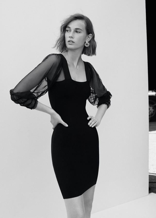 Mini vestido ajustado con escote cuadrado y mangas de gasa transparente de Mango (39.99 euros).