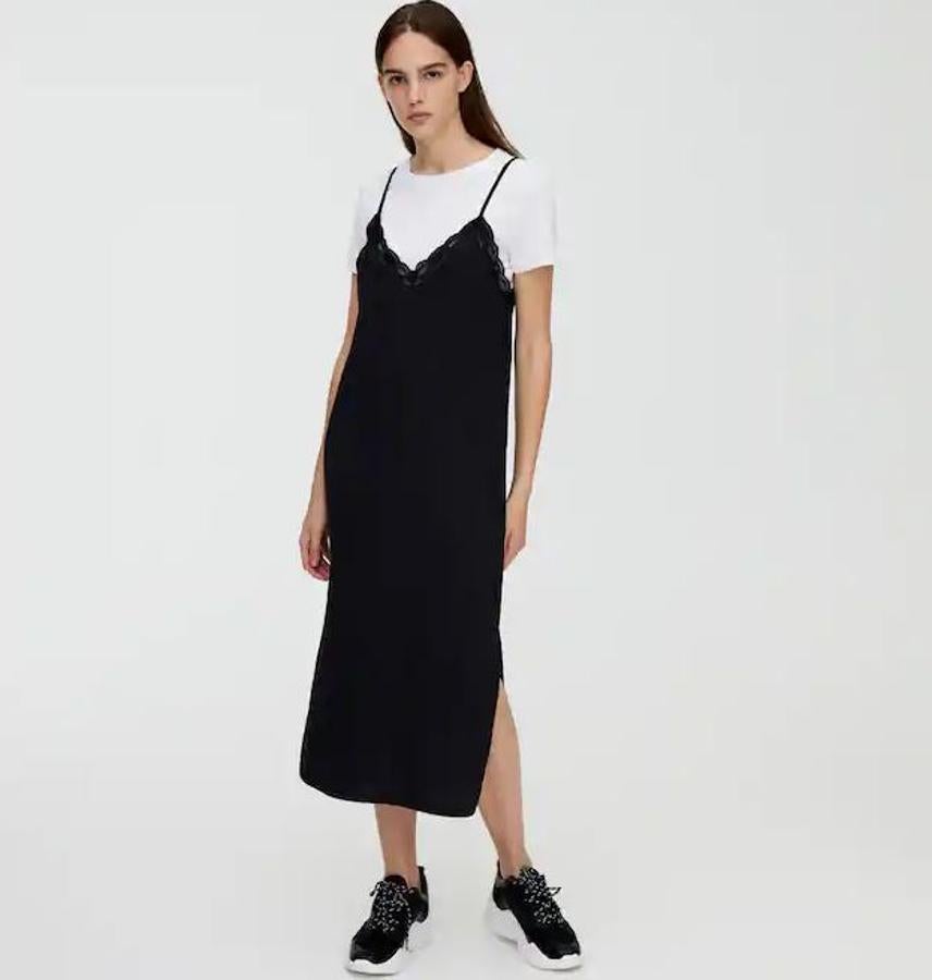 Vestido midi lencero en satén negro con detalle de blonda en el escote,  de Pull&Bear  (19.99 euros).