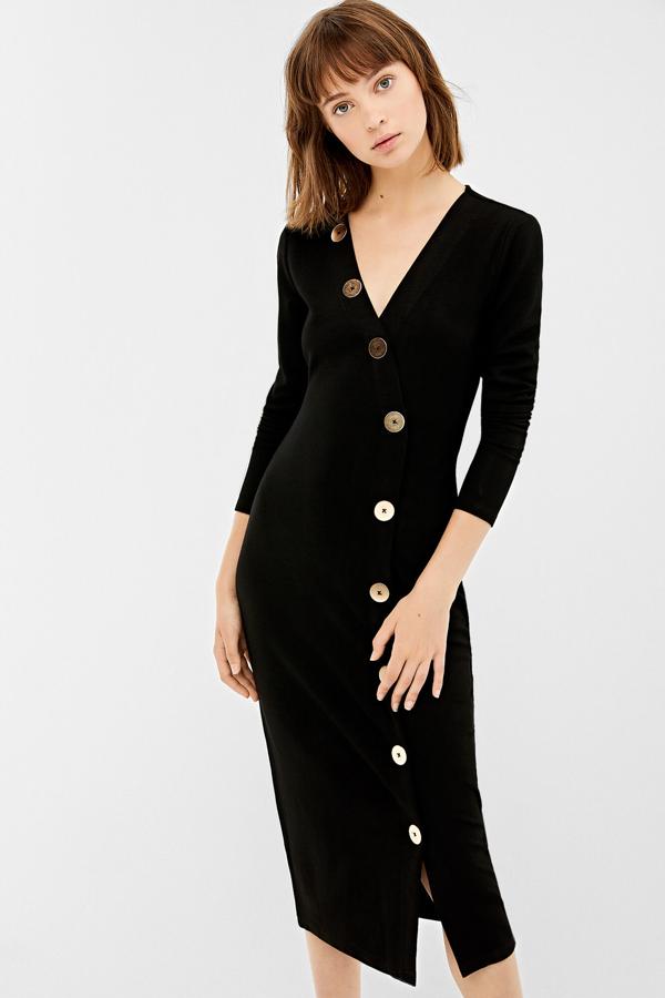 Vestido midi de punto stretch con detalle de maxi botones dorados de Springfield (29.99 euros).